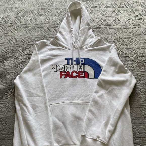 The North Face Medium USA Box Pullover Hoodie. NWT - Picture 1 of 4